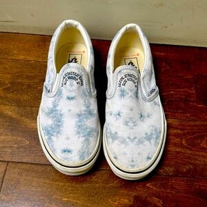 Vans kids size 1.5. In great condition.only worn twice.